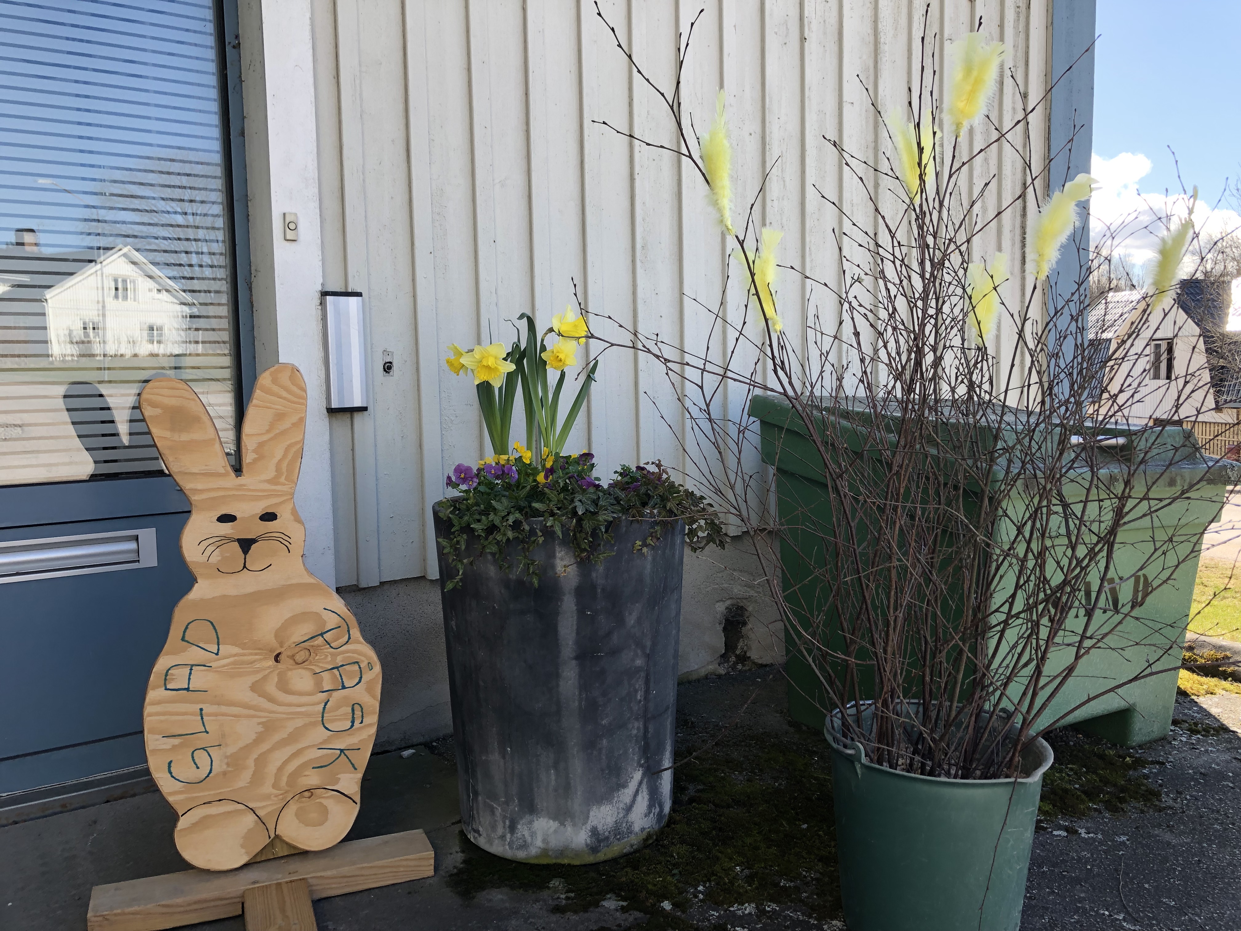 En hare och en kruka med påsklinjor och en hink med påskris