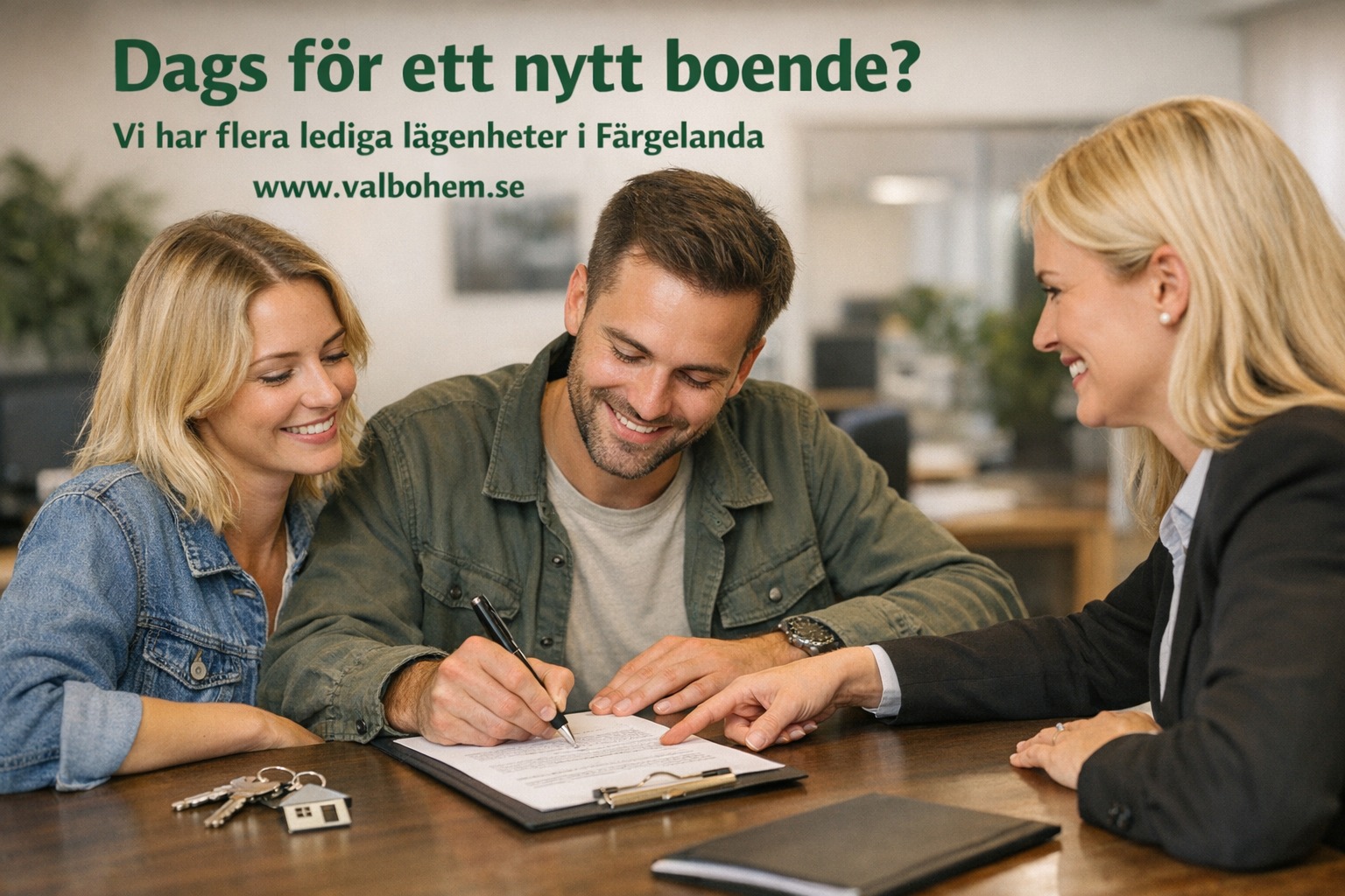 Två människor står vid en reception och skriver på papper