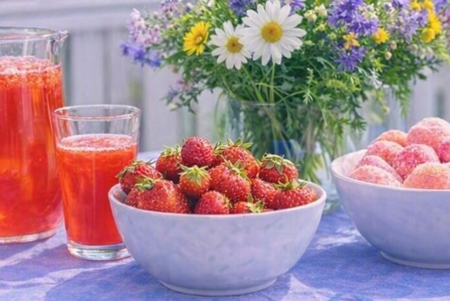 Ett bord med saft, jordgubbar och glass