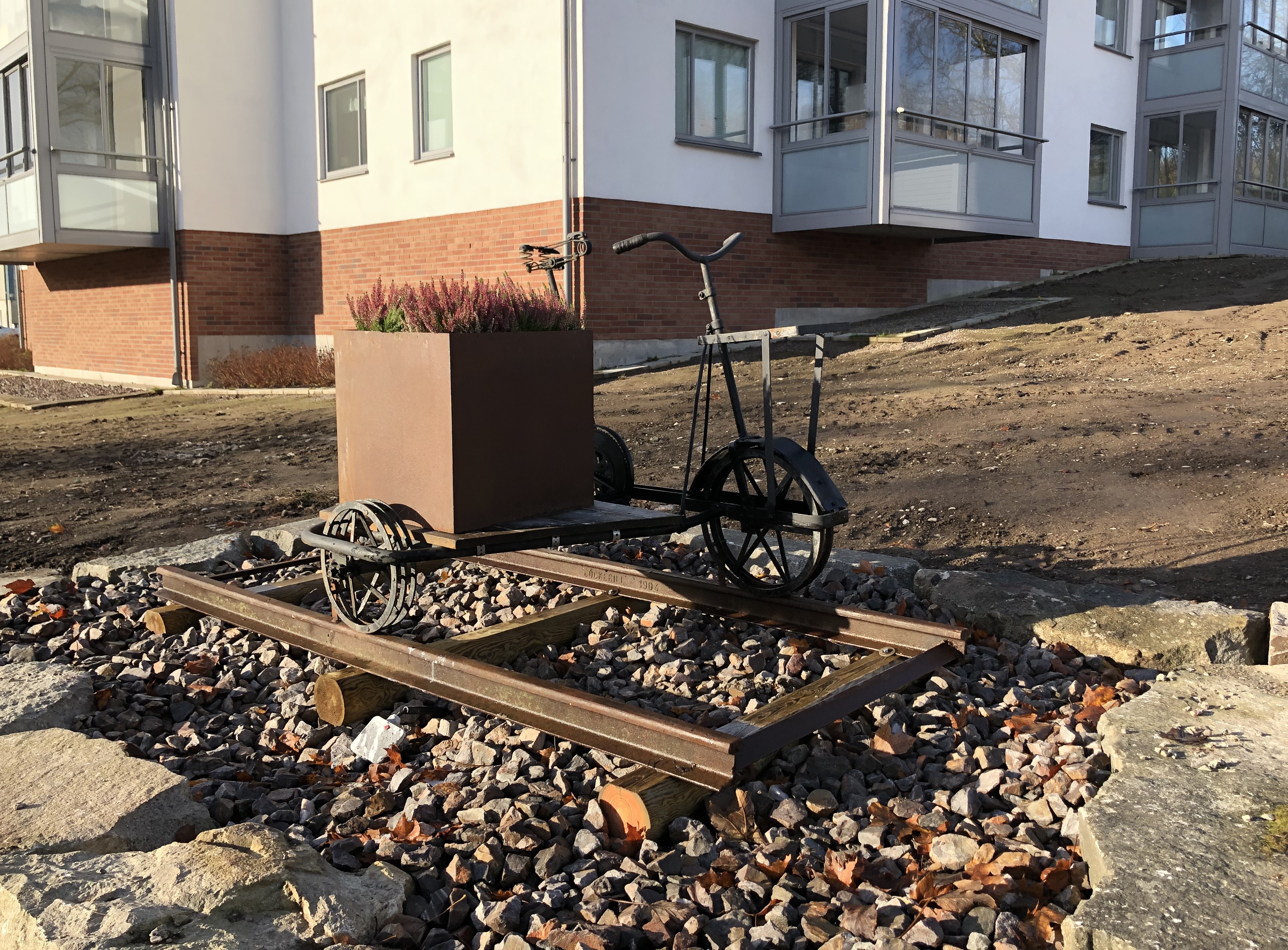 En dressin med en plåtlåda med ljung i