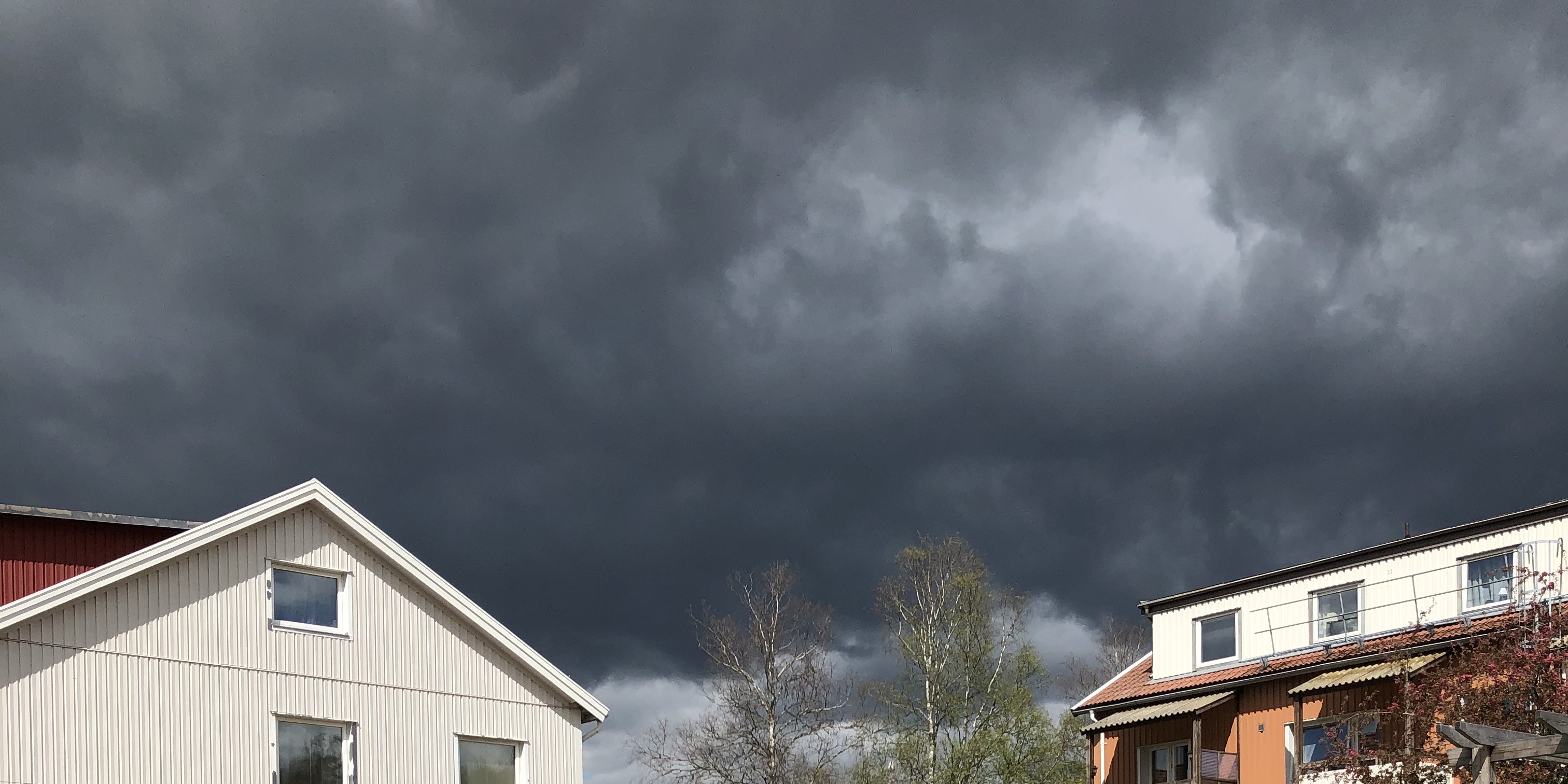 Mörk himmel över hustak