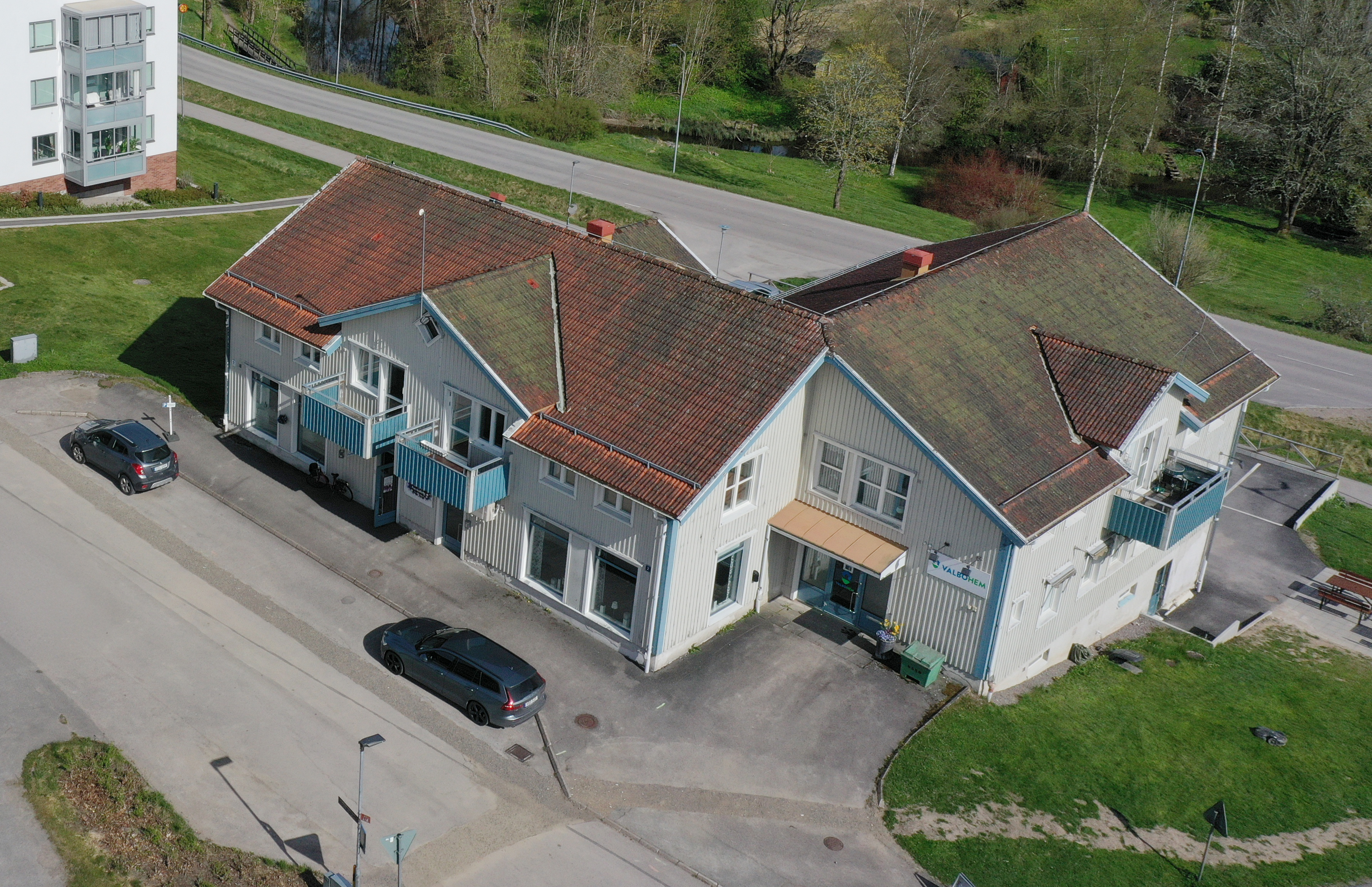 Fastighet där Valbohem har sitt kontor. Det finns även andra företag i byggnaden, samt lägenheter.